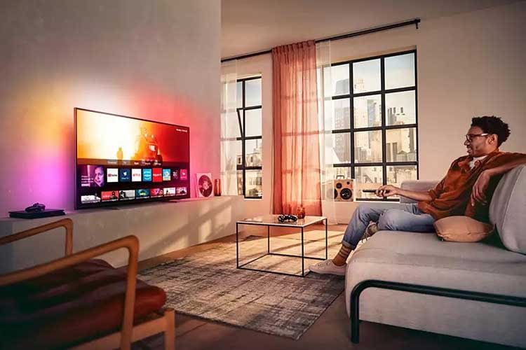 Sorgt für ein immersives Film- und Serienerlebnis zum günstigen Preis - der Philips Ambilight TV 55PUS7805/12