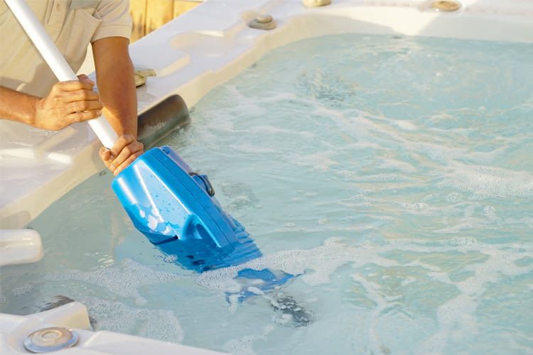 BESTEU Tragbarer Pool Staubsauger Mini Jet Unterwasser-Reinigungsbürstenkopf mit Schlauchanschluss mit Netztaschengriff