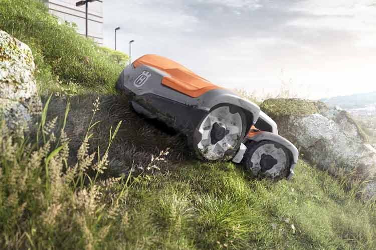 Wir verraten, welche Rasenroboter auch Hanglagen meistern