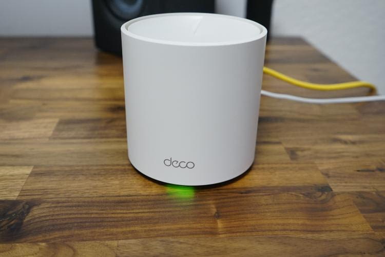 Die TP-Link Deco X50 Router sind kompakt und minimalistisch, sodass sie im Haus nicht auffallen