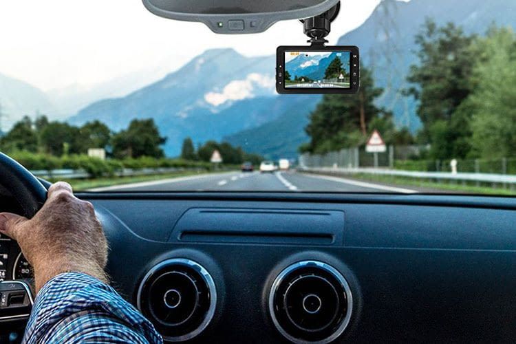 Die C570 Dashcam von Apeman findet unauffällig an der Windschutzscheibe Platz