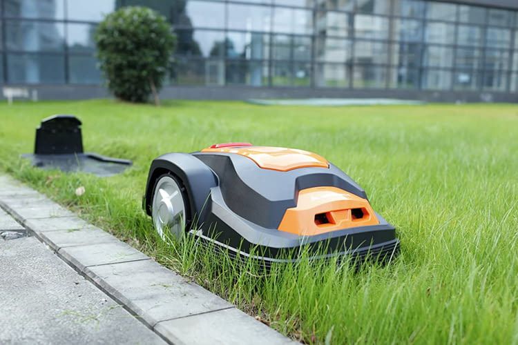 Mit einer Akkuladung fährt dieser Mähroboter etwa 80 Minuten