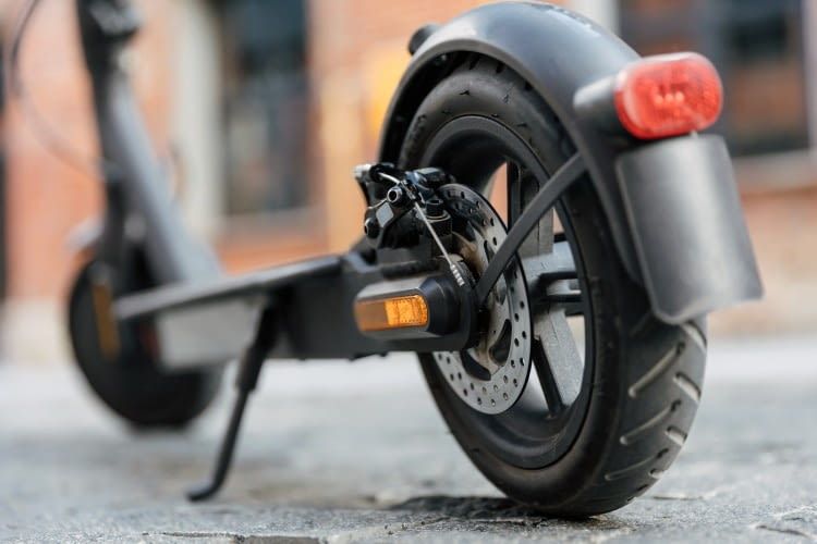 E-Scooter zu fahren ist praktisch und macht Spaß, dennoch sollten Stabilität und Sicherheit nicht außer Acht gelassen werden.