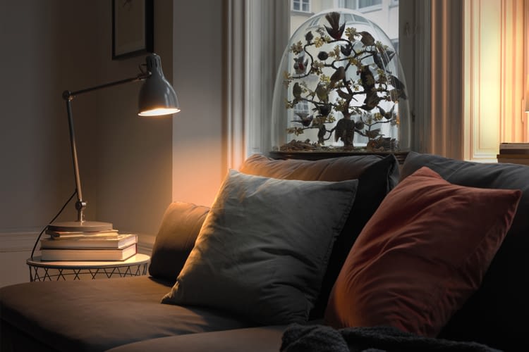 Mit den TRÅDFRI-Leuchten von IKEA lässt sich das Lichtsystem Philips Hue kostengünstig erweitern.