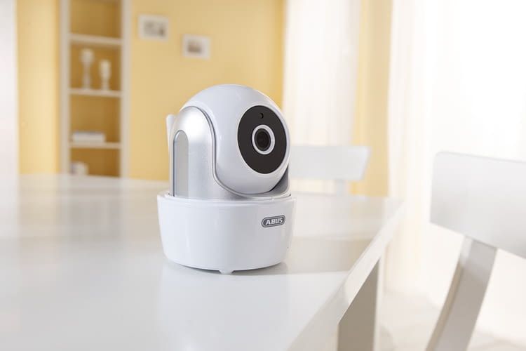 Die ABUS WLAN-Überwachungskamera bietet Infrarot-Nachtsicht und eignet sich als Babyfon