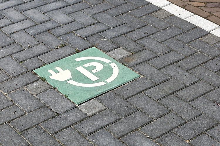 Wer ein Elektroauto bestellt, muss oft monatelange Wartezeiten in Kauf nehmen