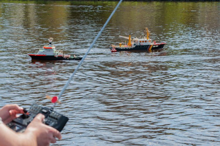 Ein Boot mit Fernsteuerung verspricht lang anhaltenden Spielspaß