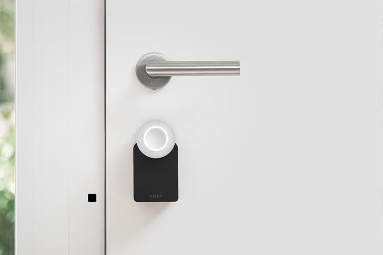 Nuki Smart Lock 2.0: Das elektronische Türschloss erkennt mittels Magnet auch, ob die Tür offen steht