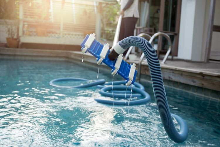 Poolsauger mit Skimmer reinigen den Pool entweder mit Anschluss an den Skimmer oder direkt an die Pumpe.