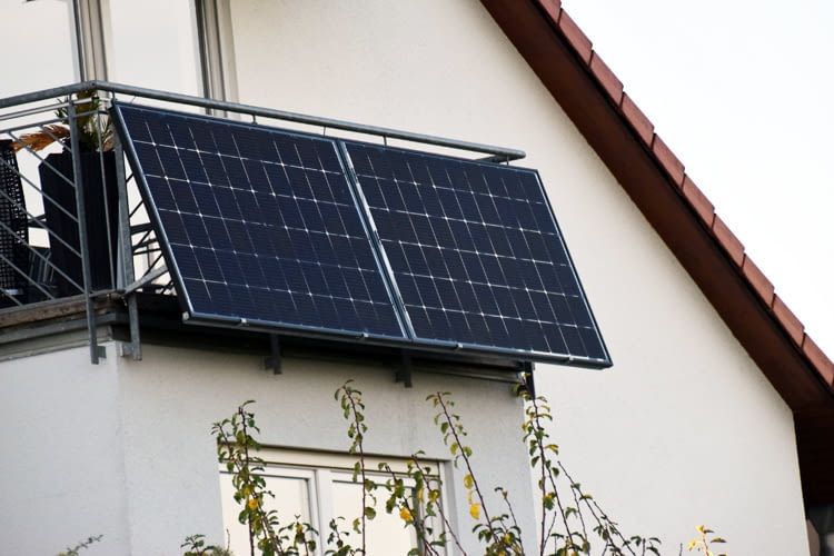 Mit einem Balkonkraftwerk können alle, die einen Balkon oder eine Terrasse haben eigenen Ökostrom erzeugen