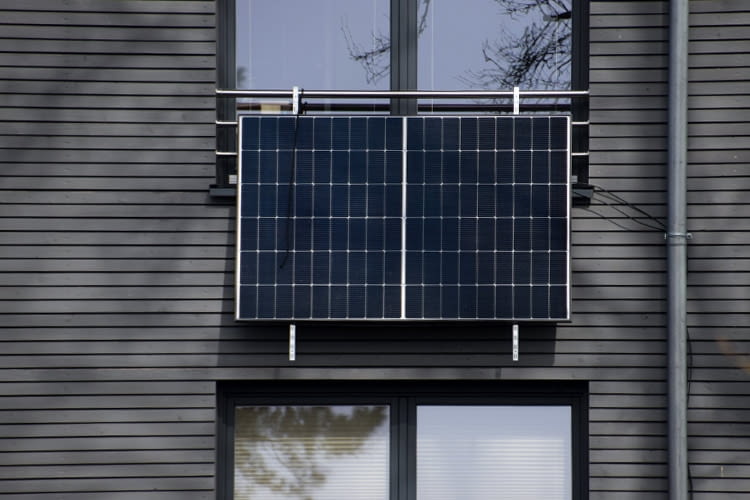 Mit einem Balkonkraftwerk können alle, die einen Balkon oder eine Terrasse haben eigenen Ökostrom erzeugen