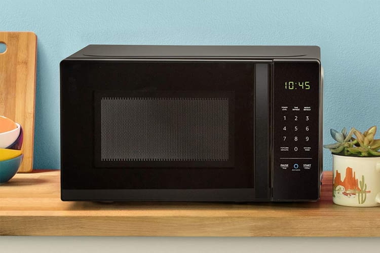 Das als AmazonBasics Microwave vorgestellte Modell hat eine spezielle Alexa-Taste