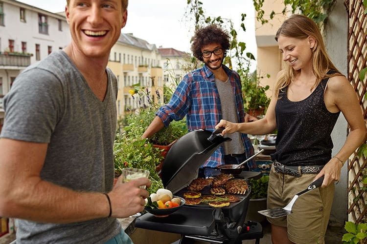 Optisch ansprechend und praktisch zum Mitnehmen: der Gasgrill Weber Q 1200