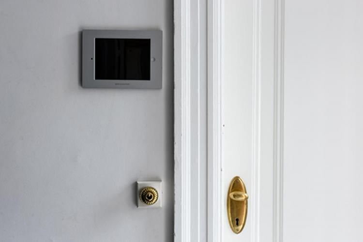 BeoLink Smarthome Bang & Olufsen Touch Panel App zur SmartHome Steuerung neben Tür
