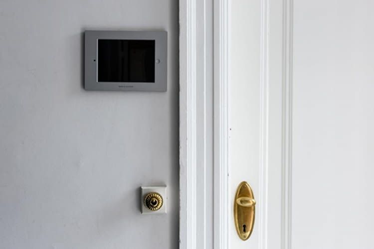 BeoLink Smarthome Bang & Olufsen Touch Panel App zur SmartHome Steuerung neben Tür