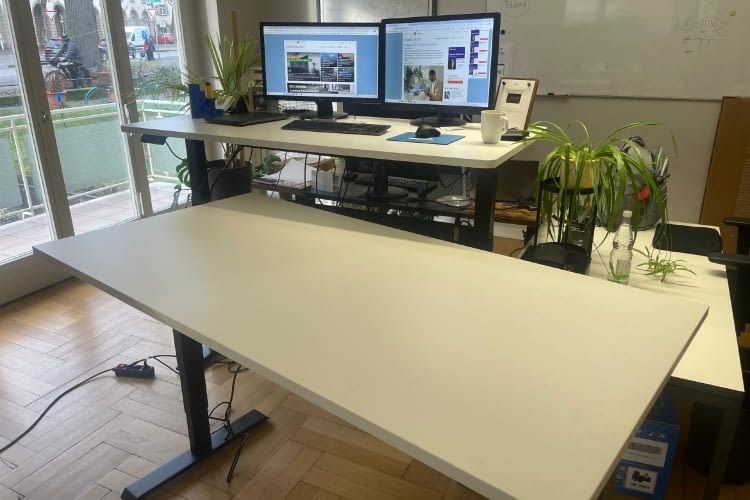 Wir haben in unserem Büro zahlreiche höhenverstellbare Schreibtische getestet und im Einsatz