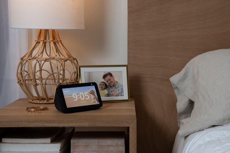 Auf dem Nachttisch überzeugt das Echo Show 5 Display