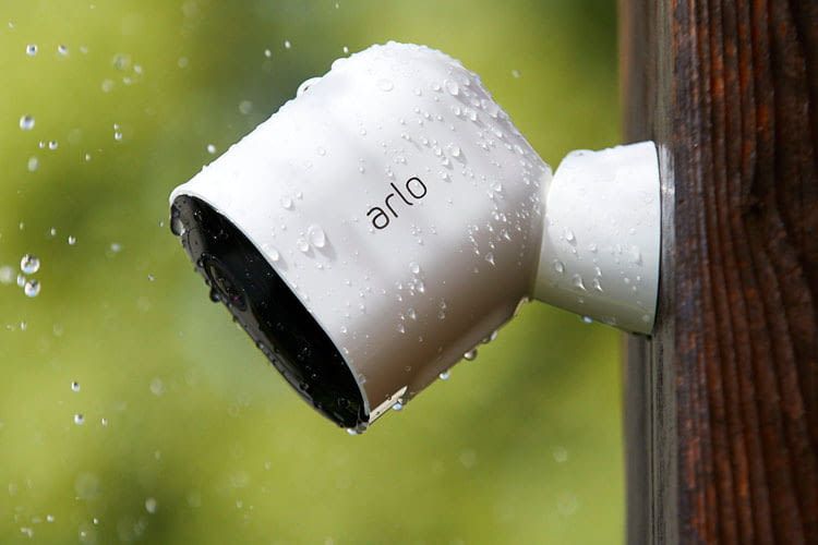 Die Arlo Pro 3 Überwachungskamera ist wetterbeständig und daher für den Außeneinsatz geeignet