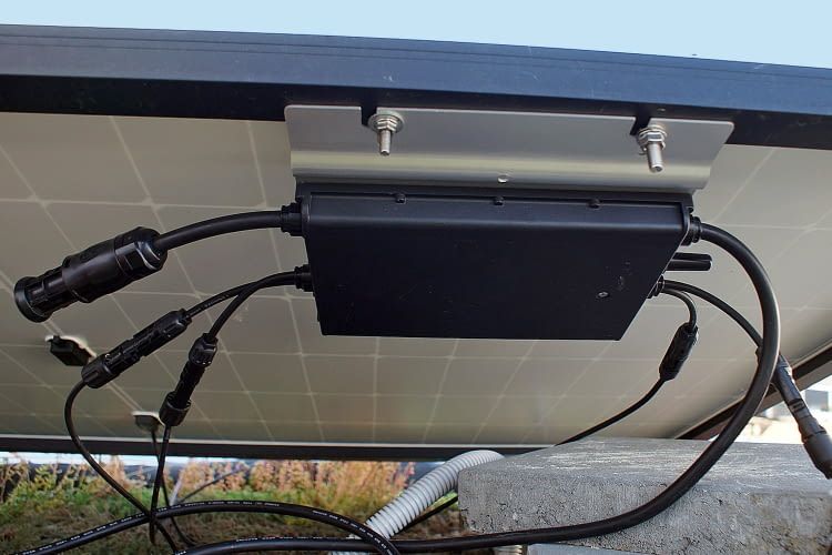 Unter den Solarmodulen ist der Wechselrichter gut vor Hitze und Regen geschützt