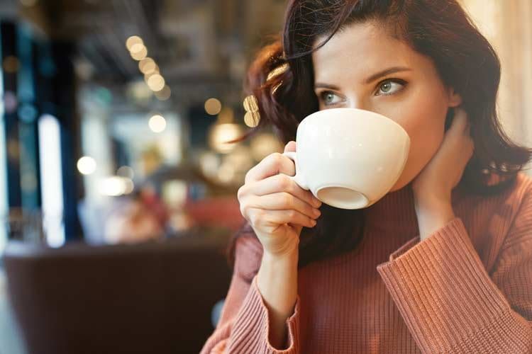 Kaffee trinken verbinden viele Menschen mit Entspannung und Genuss