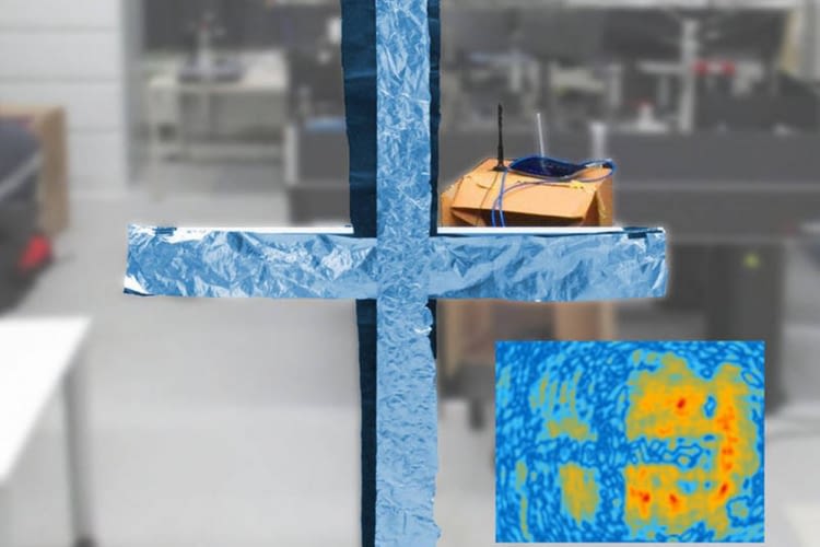 Das WLAN-Hologramm rekonstruiert das Aluminium-Kreuz