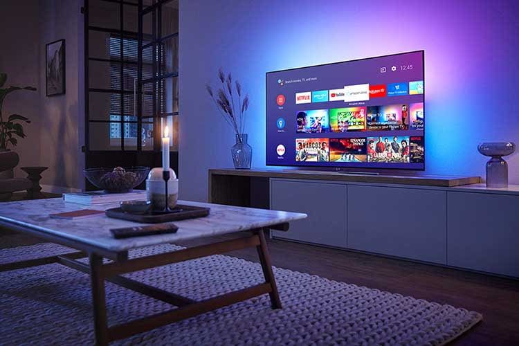 Philips OLED 854 bietet dreiseitiges Ambilight und unterstützt werksseitig die Sprachassistenten Google Assistant und Alexa