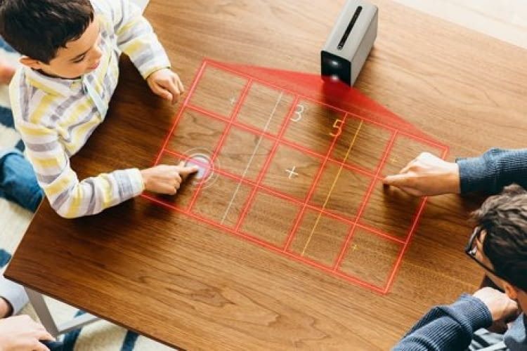 Für den multimedialen Spieleabend projiziert Sonys Xperia Touch Spiele auf die Tischplatte