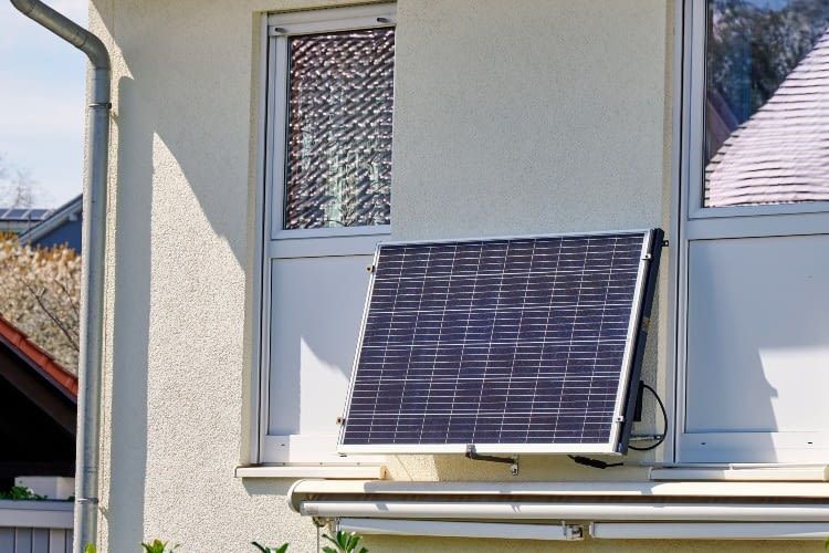 Balkonkraftwerke die an der Fassade befestigt werden nehmen keinen Platz auf dem Balkon, der Terrasse oder im Garten ein