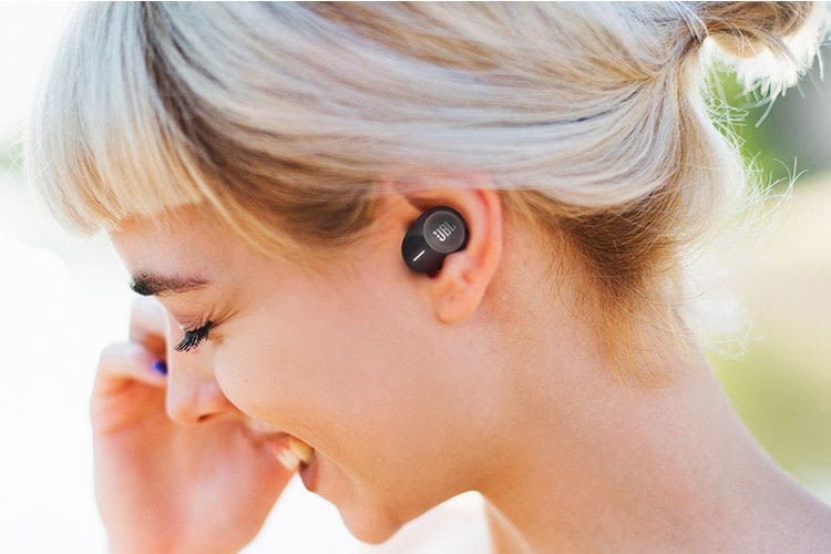Die JBL Kopfhörer TUNE 120TWS sitzen gut im Ohr und sind mit Silikonaufsätzen individuell anpassbar