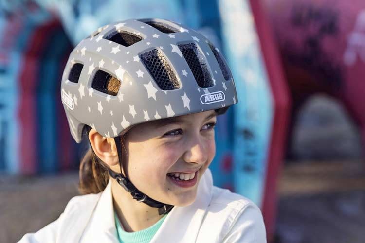 Mit dem richtigen Helm können sich Kinder gut geschützt austoben