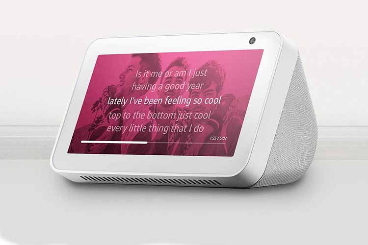 Mit einem Amazon Echo Show kann man sich viele Song-Texte in einer Art Karaoke-Modus anzeigen lassen