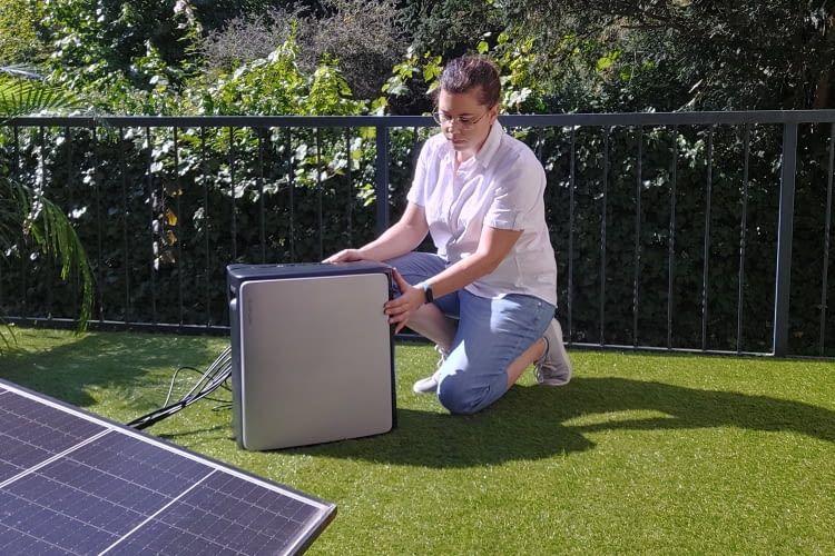 Dieser Speicher umgeht die 800 Watt Regel für Balkonkraftwerke