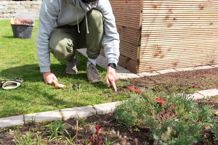 Das Begrenzungskabel muss maßgenau an den Garten angepasst werden