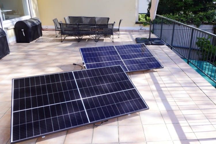 Die priFlat Duo Solarpanels auf unserer Büro Terrasse