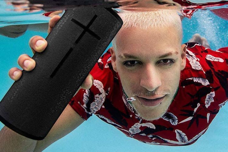 Der UE MEGABOOM 3 Bluetooth Lautsprecher ist wasserdicht und sogar schwimmfähig