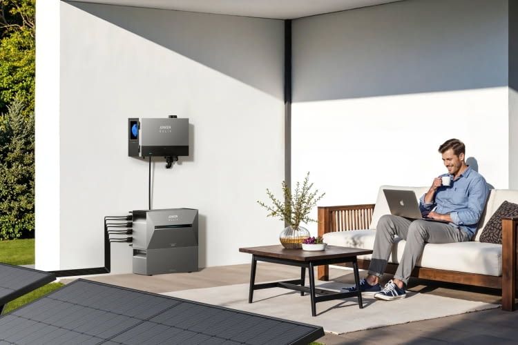 Das Power Dock wird oberhalb der SOLIX Speichermodule montiert