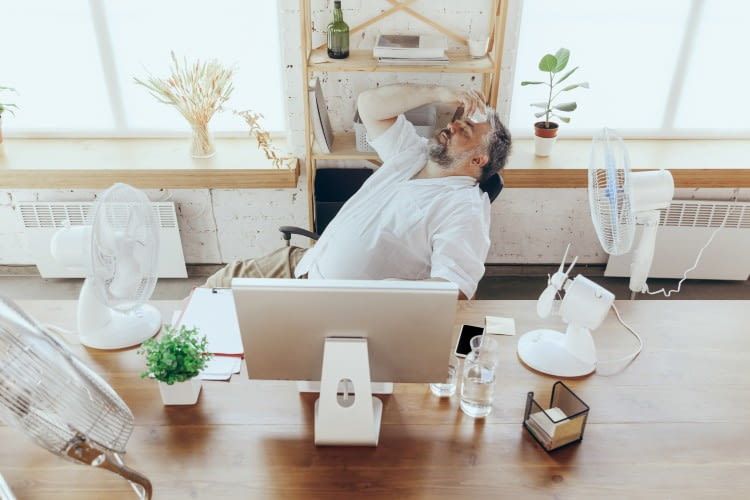 Büro Ventilatoren helfen auch im Sommer einen kühlen Kopf zu bewahren.