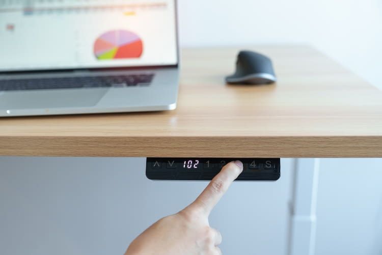Le scrivanie regolabili in altezza con un'altezza minima particolarmente bassa sono ideali per i bambini