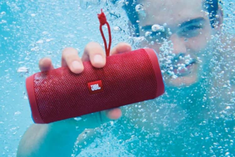 Die Wasserfeste Bluetooth-Box JBL Flip 4 gibt es aktuell rund 50 Prozent günstiger