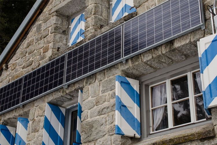 Wir erklären, was bei der Aufstellung von Photovoltaikanlagen an der Hauswand zu beachten ist.