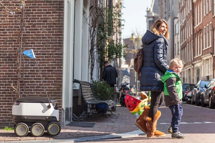 Was rollt da durch die Hansestadt? Ein Pizzabot von Domino's