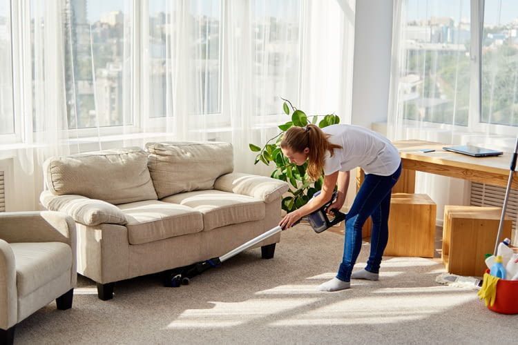 Mit einem Stabstaubsauger muss niemand mehr selbst unter Bett oder Sofa kriechen