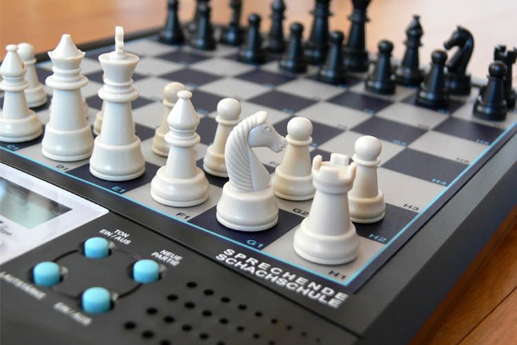 Ein Schachcomputer ermöglicht auch ohne menschliche Mitspieler spannende Wettkämpfe
