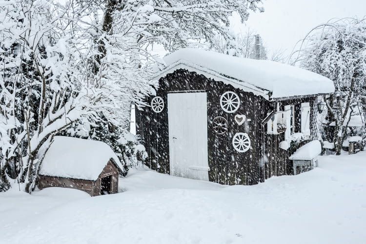 Im Winter wächst der Rasen nur minimal und der Mähroboter sollte am besten eingelagert werden