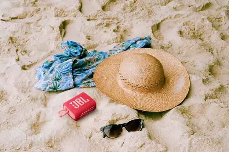 JBL GO 3 è il degno successore del popolare JBL GO 2, con un design moderno e un pratico cinturino.