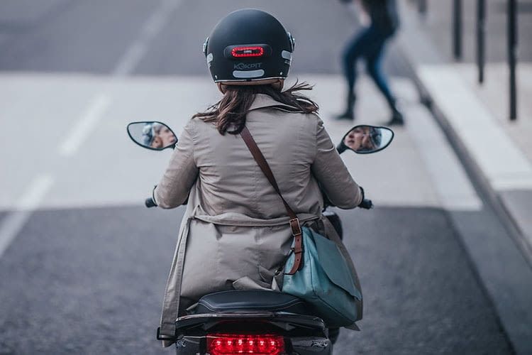 Cosmo Moto wird über Bluetooth mit dem Smartphone verbunden