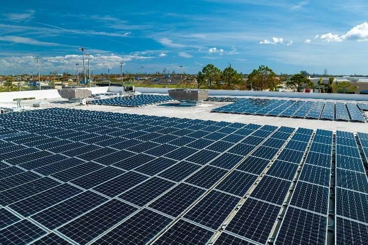 Eine Photovoltaikanlage für ein Unternehmen benötigt viel Platz