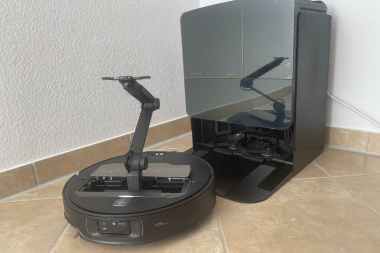 Deer Roborock Saros Z70 ist der erste Saugroboter mit Greifarm. Doch bringt die spektakuläre Neuerung auch einen Mehrwert im Alltag?