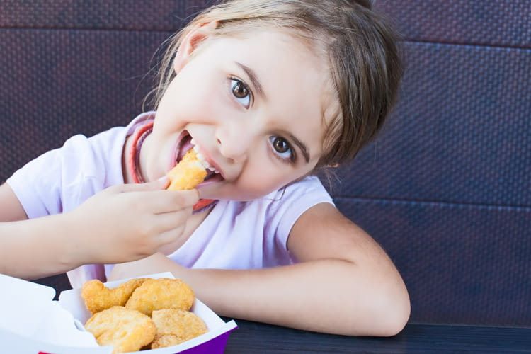 Mit einer Heißluftfritteuse sind Pommes, Chicken Nuggets und Co. besonders kalorenarm herstellbar