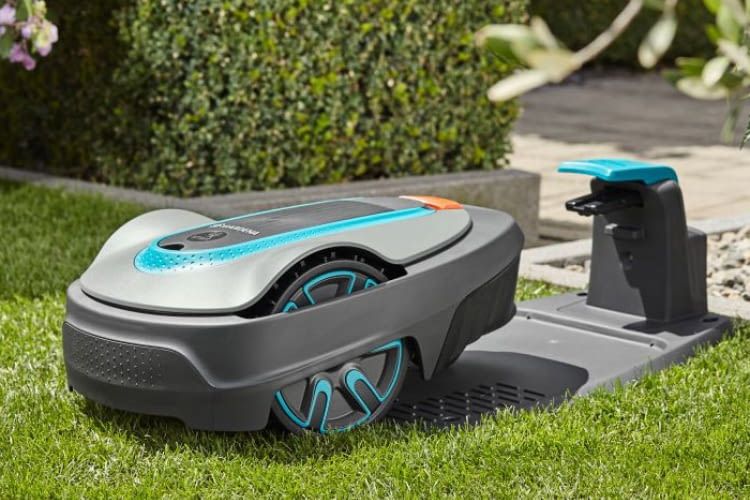 Der GARDENA SILENO city für 250 Quadratmeter Arbeitsflächen zurück in der Ladestation